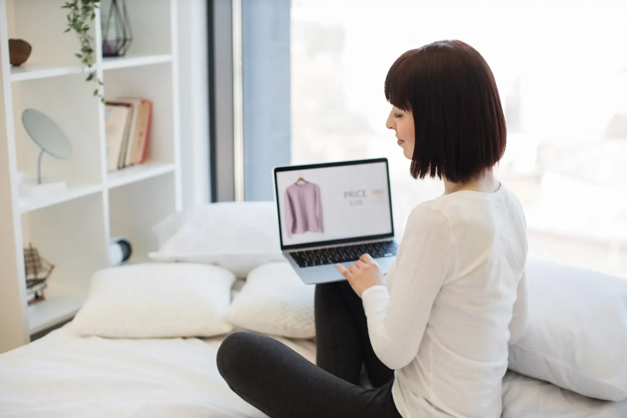 photo d'une personne se rendant sur un site internet avec le sourire