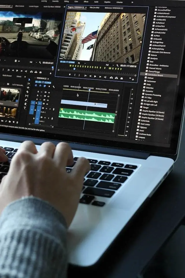 vue sur une table de montage vidéo ; main visible sur le clavier