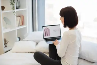 photo d'une personne se rendant sur un site internet avec le sourire